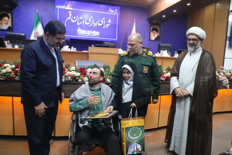 تقدیر از جانباز دفاع مقدس ۱۲روزه در جلسه شورای اداری استان قم تقدیر از جانباز دفاع مقدس ۱۲روزه در جلسه شورای اداری استان قم